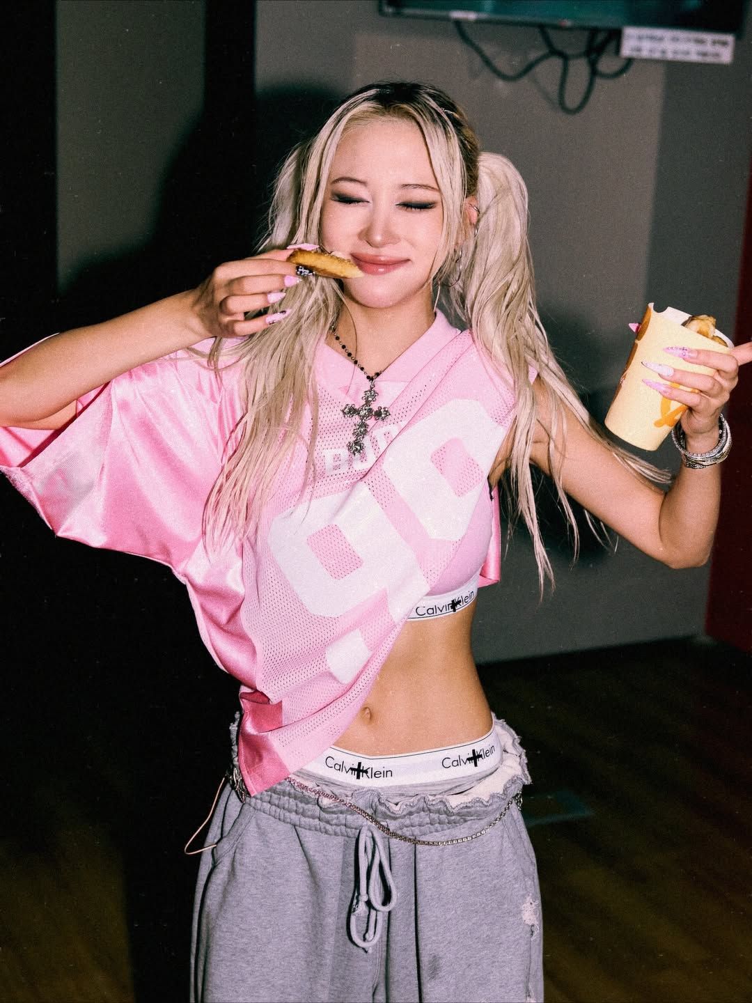 스포티한 언더웨어가 은근히 드러나는 새깅 룩을 즐기는 우주소녀 다영 / @dayoungism