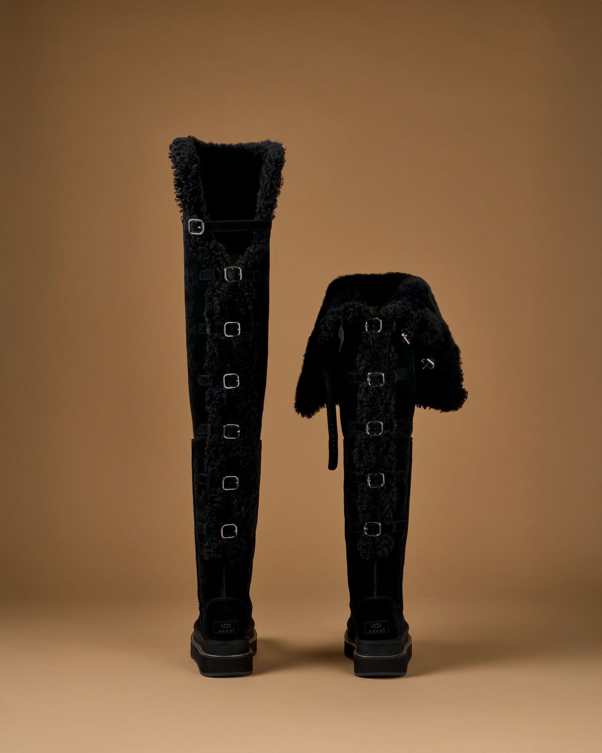 UGG x SACAI 스웨이드 버클 롱 부츠, 1백78만원