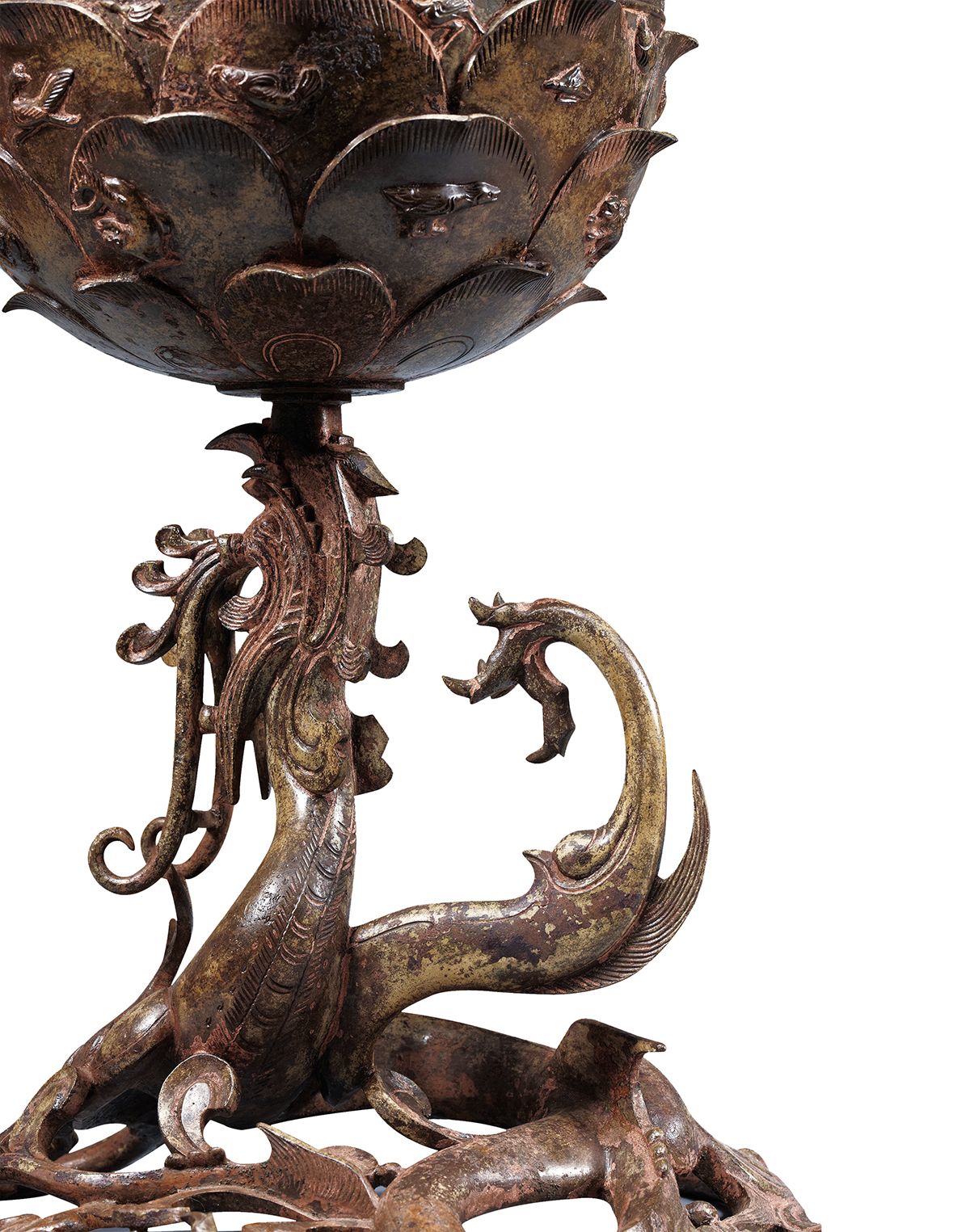 연꽃, 구름, 용, 신선 등의 형상을 세밀하게 조각한 백제금동대향로. 