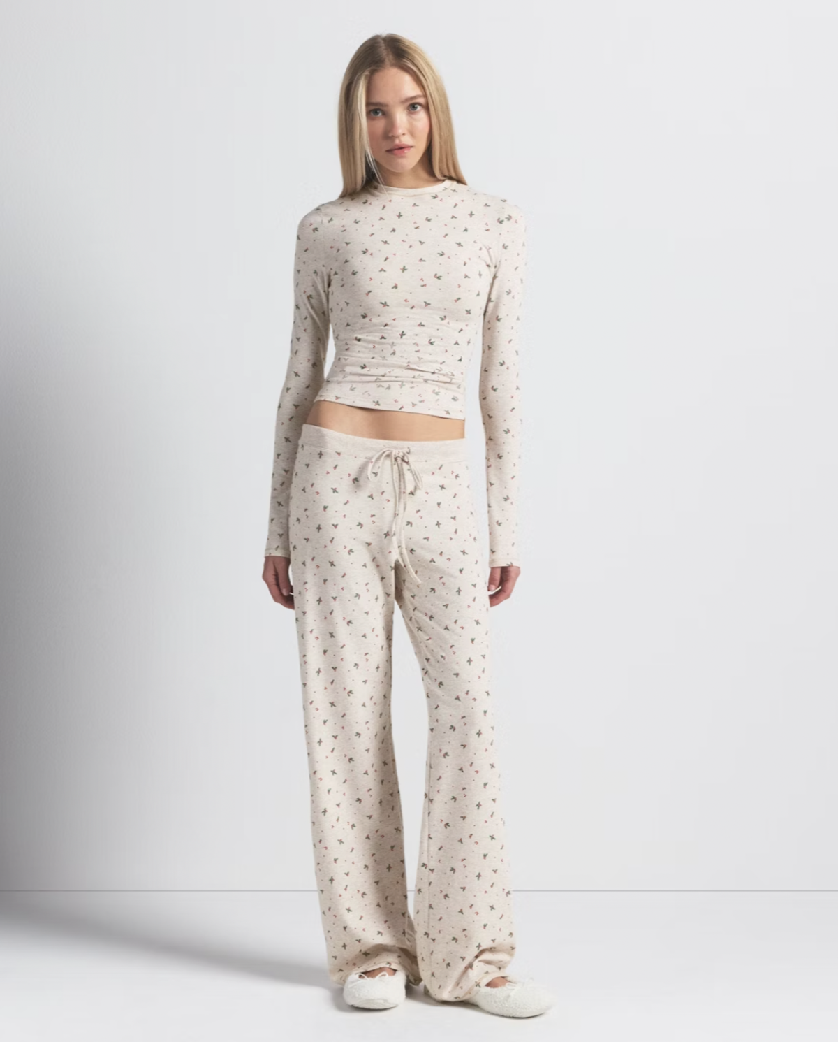 스킴스 홀리데이 프린트 티셔츠 8만9천9백원, 팬츠 10만5천3백원 