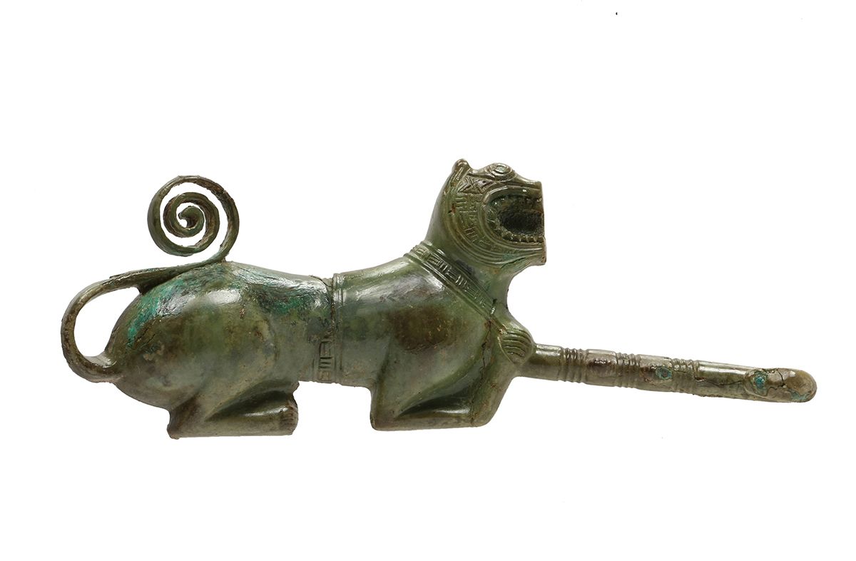 경산시 압량읍 신대리 1호 목관묘에서 출토된 호랑이 모양의 청동 띠고리. 