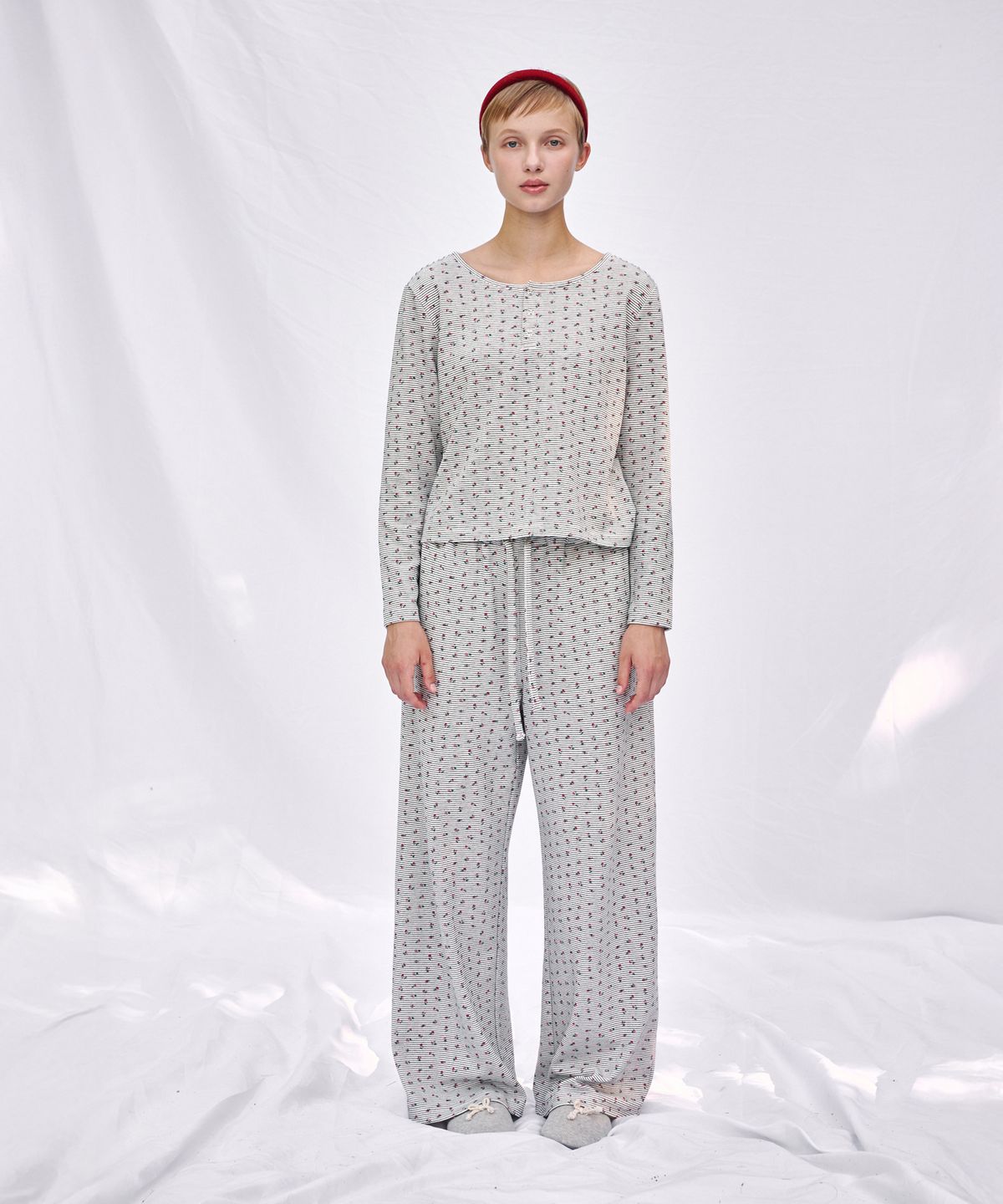 오끼뜨 플라워 패턴의 긴소매 티셔츠 3만9천원,팬츠 4만8천원