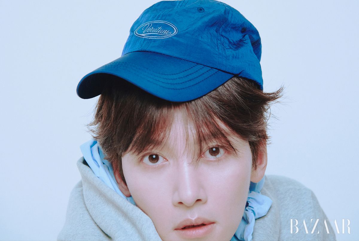 나일론 소재의 웨이브로고 스포츠캡은 9만원대, 아치 크랙 로고 오버핏 후디는 16만원대 모두 Verutum.