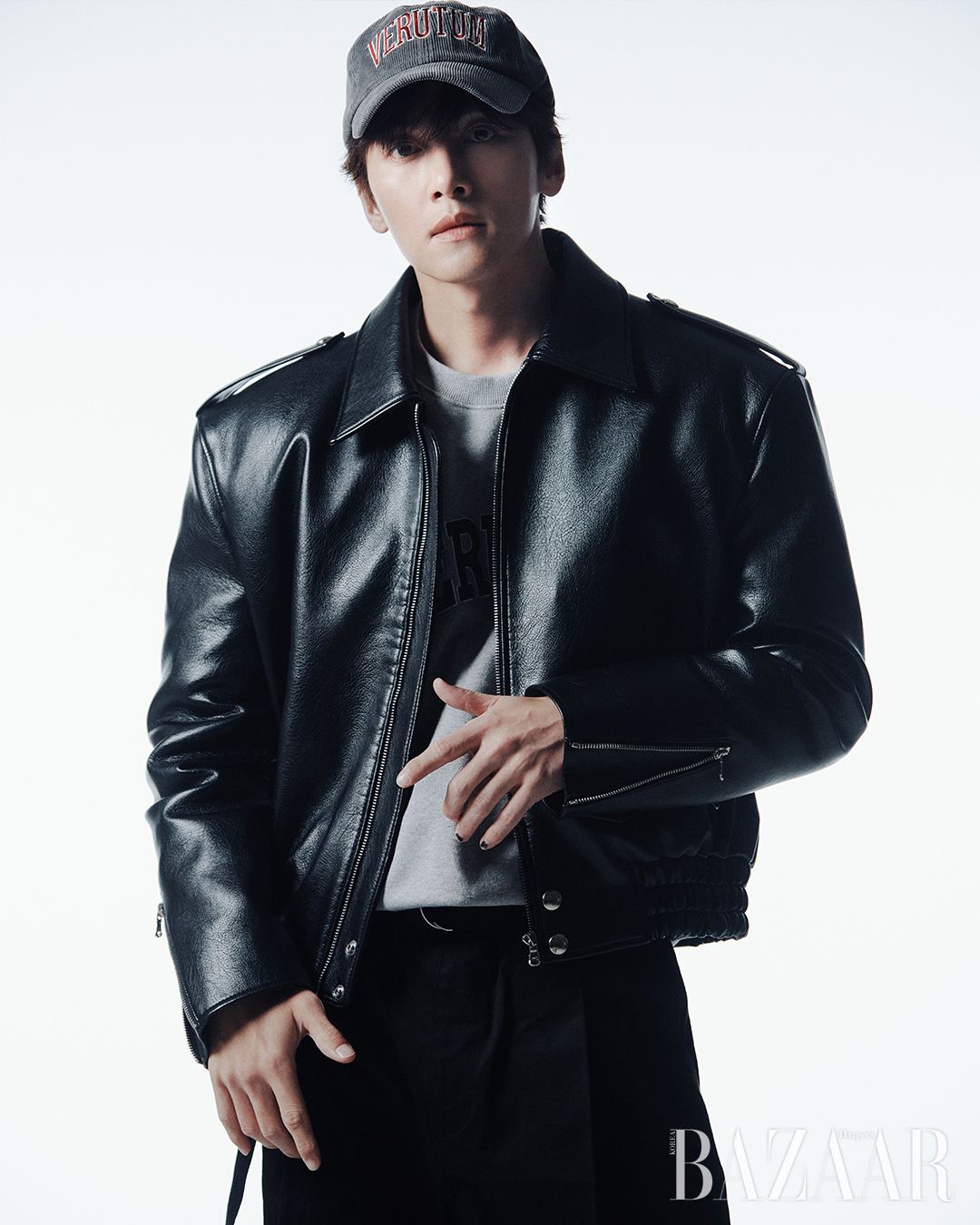 아치형 볼륨 로고 자수의 베루툼 볼캡은 11만원대, 베루툼 볼륨 아치로고 스웨트셔츠는 15만원대 모두 Verutum.