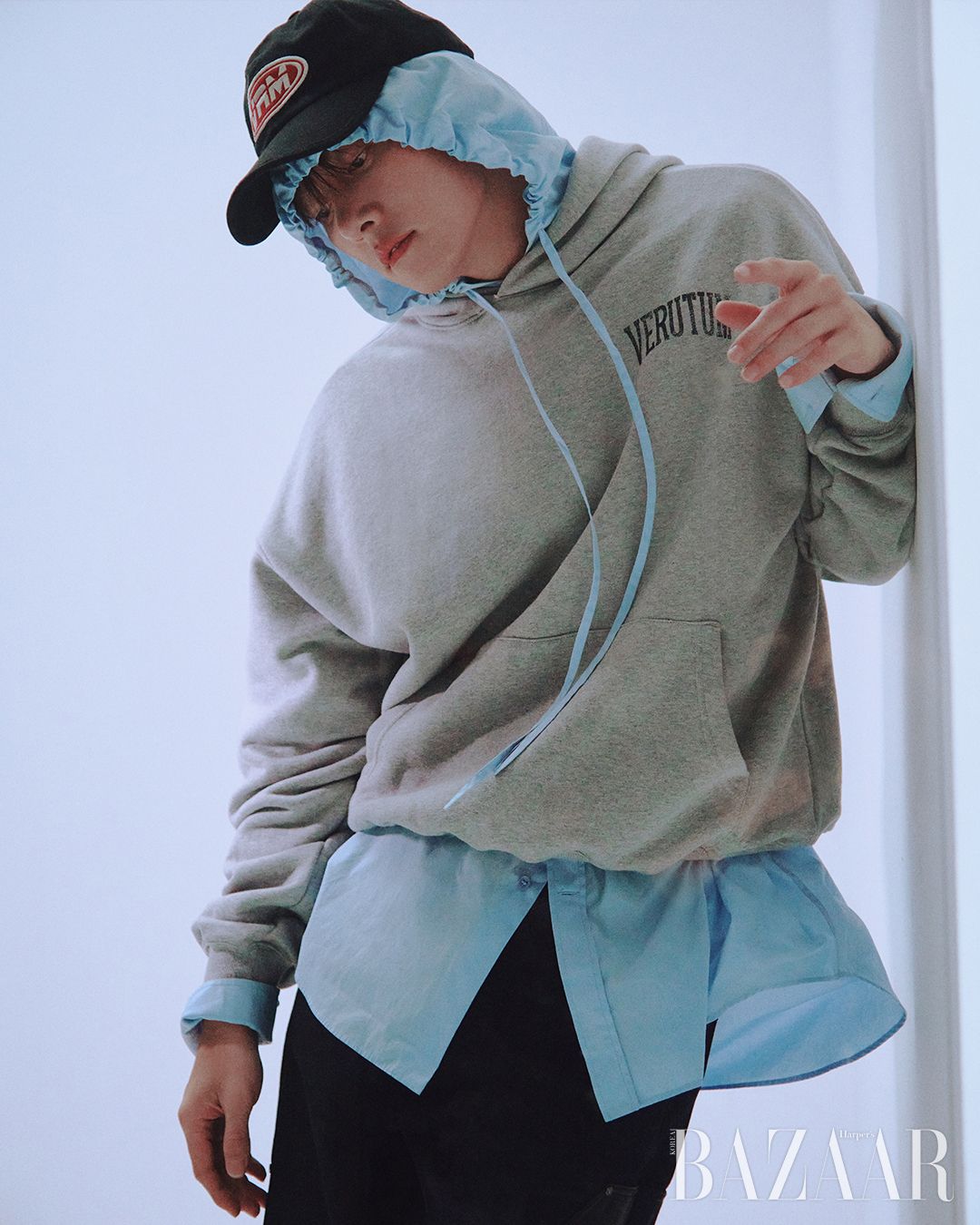 블랙 컬러의 VRM 레이싱로고 피그먼트 볼캡은 9만원대, 아치 크랙 로고 오버핏 후디는 16만원대모두 Verutum.