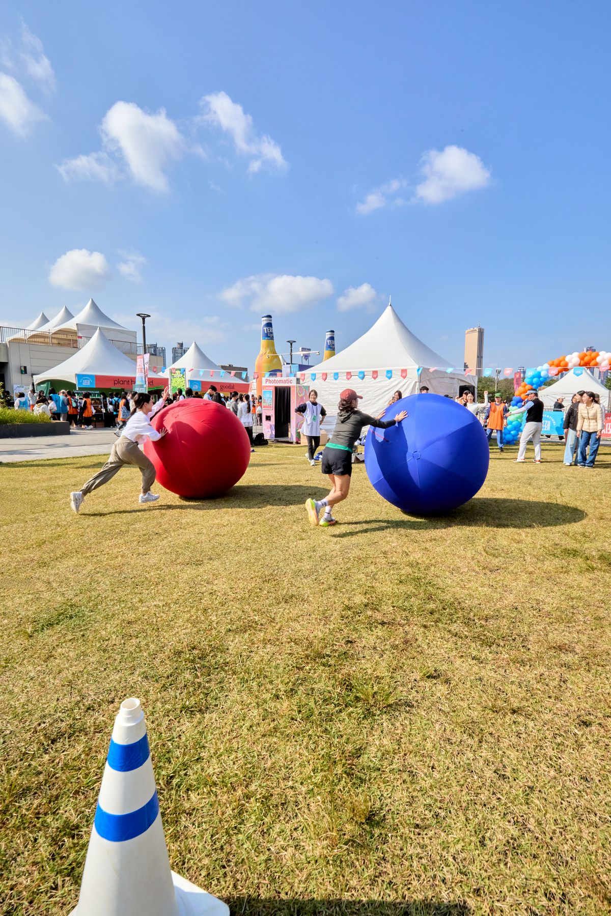 시포레 놀이터 존에서 게임을 즐기는 참가자들.