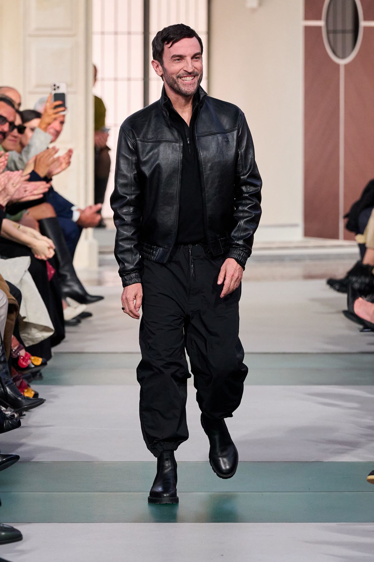 26SS 루이 비통 쇼 직후 니콜라 제스키에르의 피날레