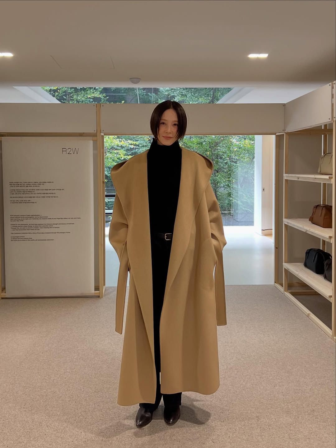 심플한 블랙 룩에 카멜 코트를 걸쳐 미니멀하고 우아한 분위기를 자아내는 김나영 / @nayoungkeem