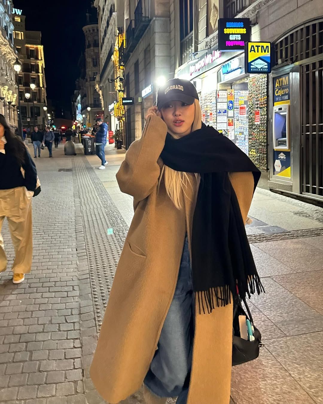 카멜 코트에 네이비 컬러의 볼캡과 블랙 머플러를 매치해 캐주얼한 무드를 연출한 로제 / @roses_are_rosie