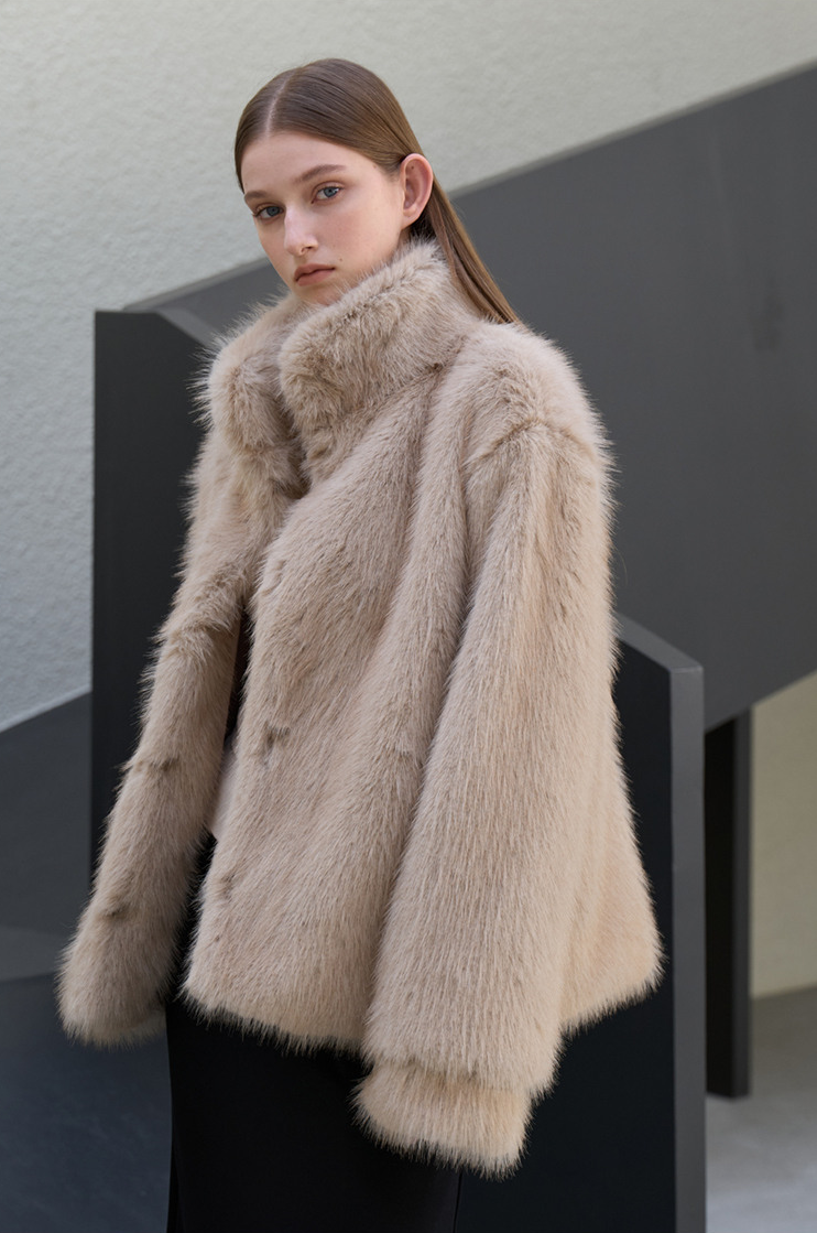 아무르 무아르 헤어리 하프 퍼 코트 19만원대