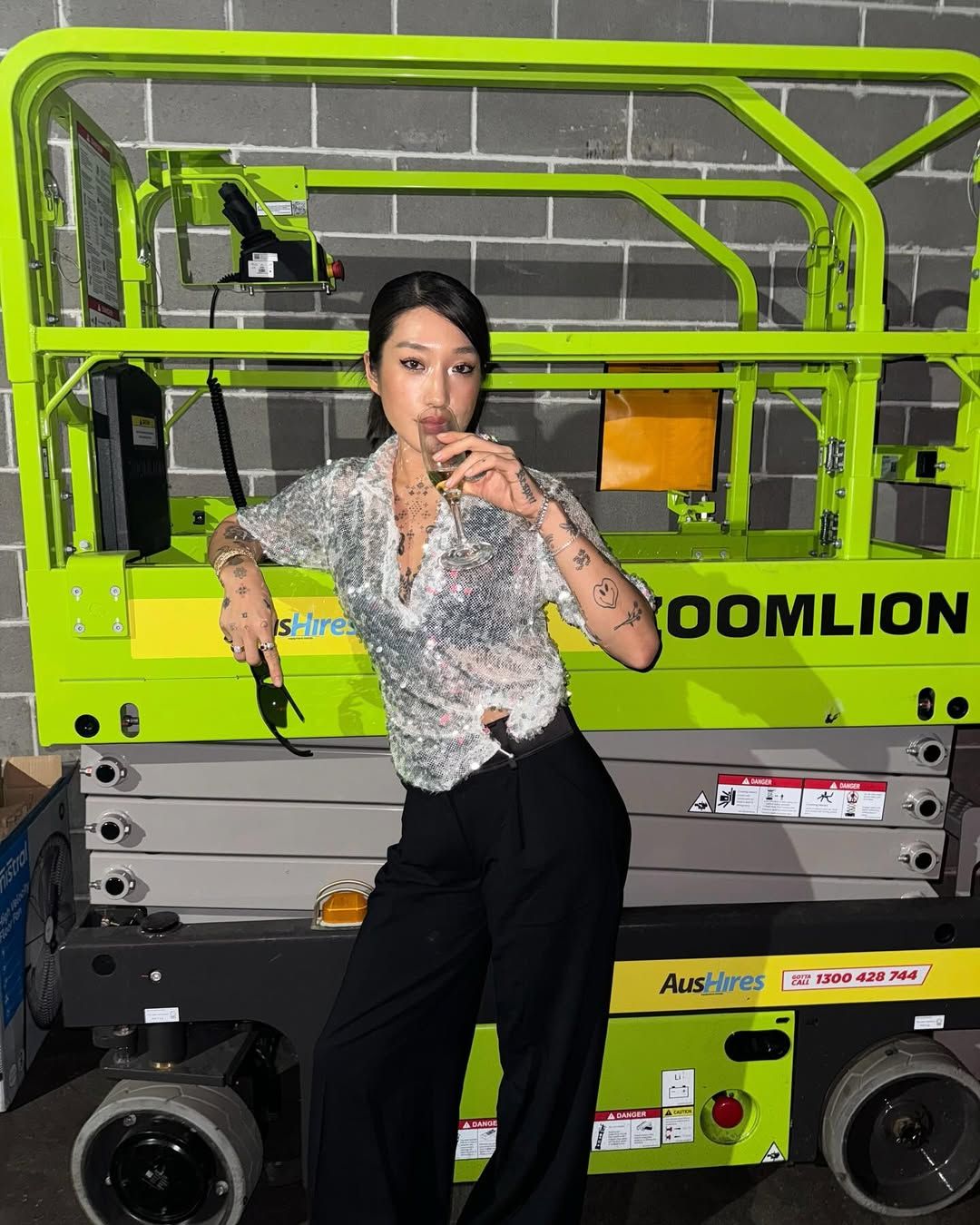 캐주얼한 무드의 시퀸 소재 겨츠와 블랙 팬츠를 착용해 매력적인 데일리 룩을 완성한 페기 구 / @peggygou_