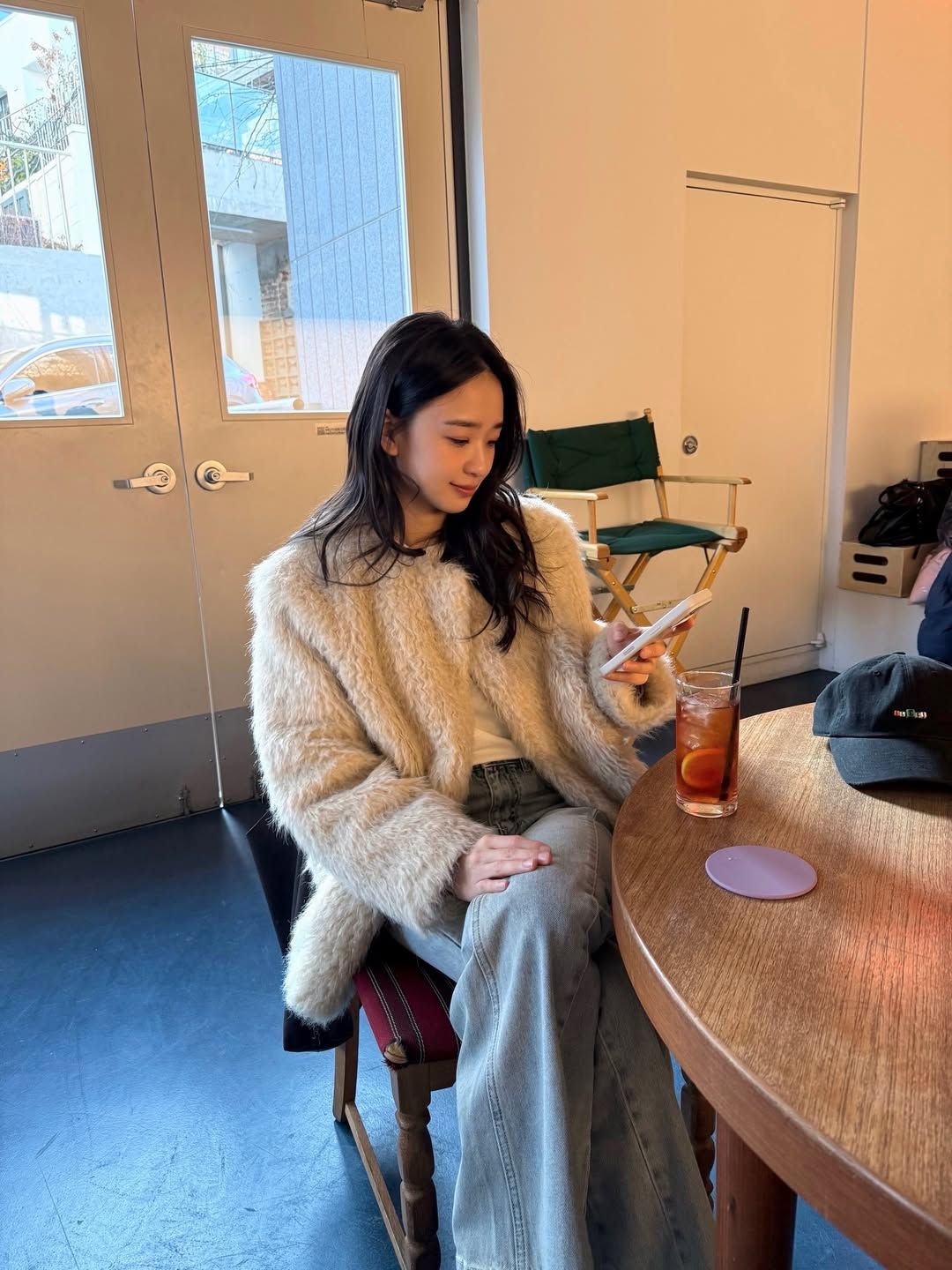 가볍고 포근한 소재의 화이트 퍼 자켓과 데님 팬츠를 착용해 친근한 무드를 선보인 손연재 / @yeonjae_son