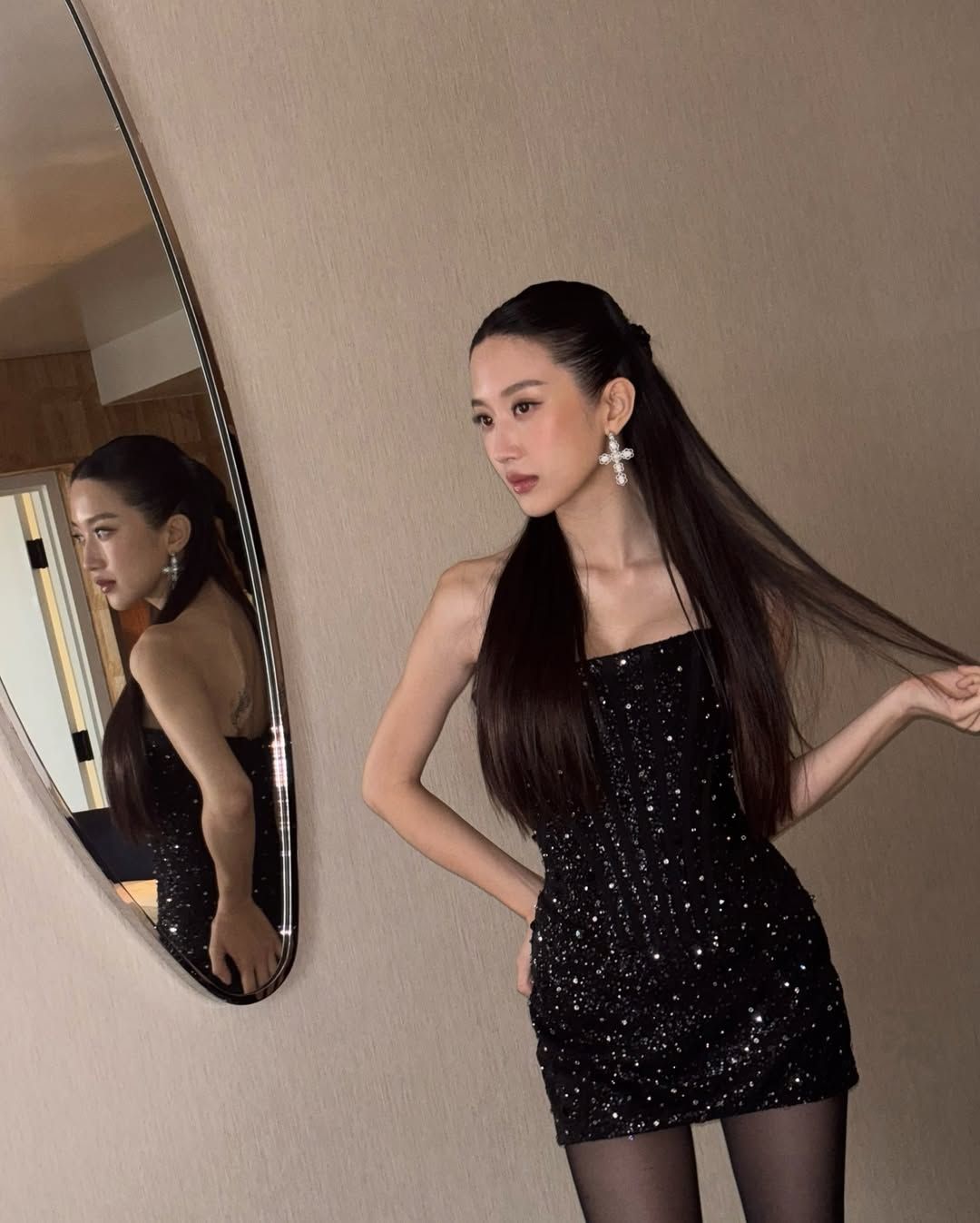 심플한 블랙 타이즈와 반짝이는 블랙 미니 원피스로 고급스러운 연말 파티 룩을 완성한 문가영 / @m_kayoung