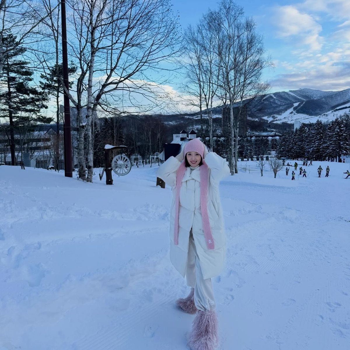 화이트 윈터 룩에 핑크 컬러의 비니와 슈즈로 포인트를 준 표예진