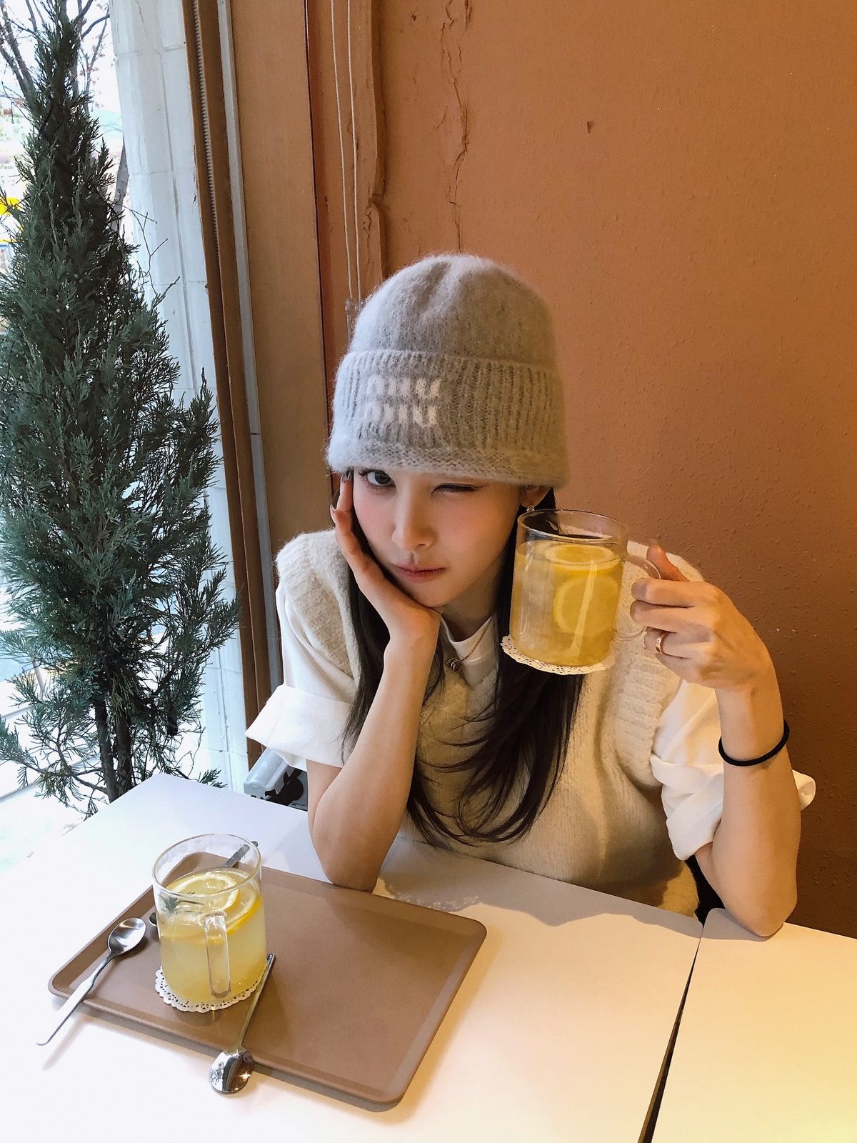 내추럴한 무드에 포근한 니트 비니를 착용한 이나연