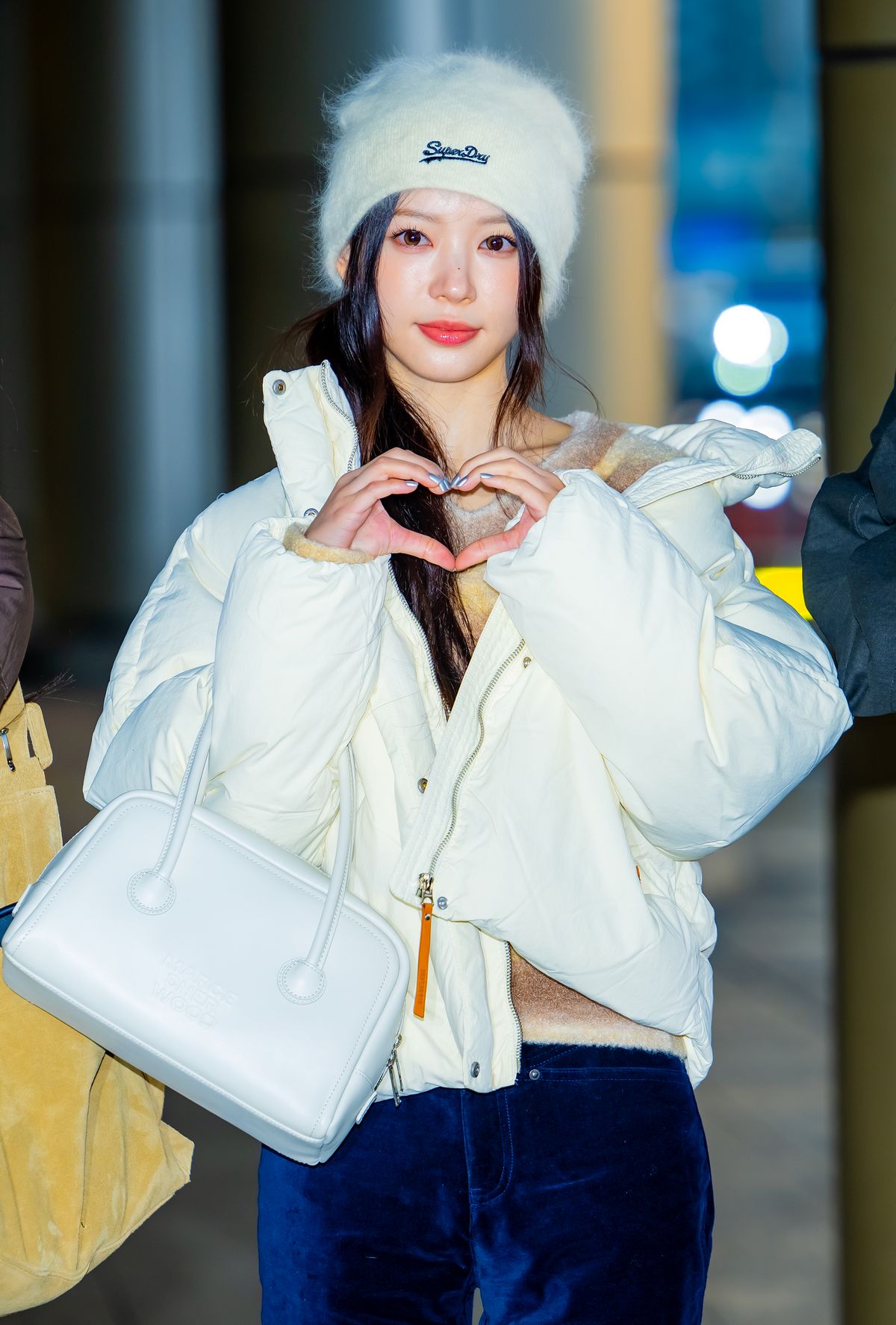 화이트 패딩과 어울리는 포근한 소재의 화이트 비니를 매치한 아일릿 모카