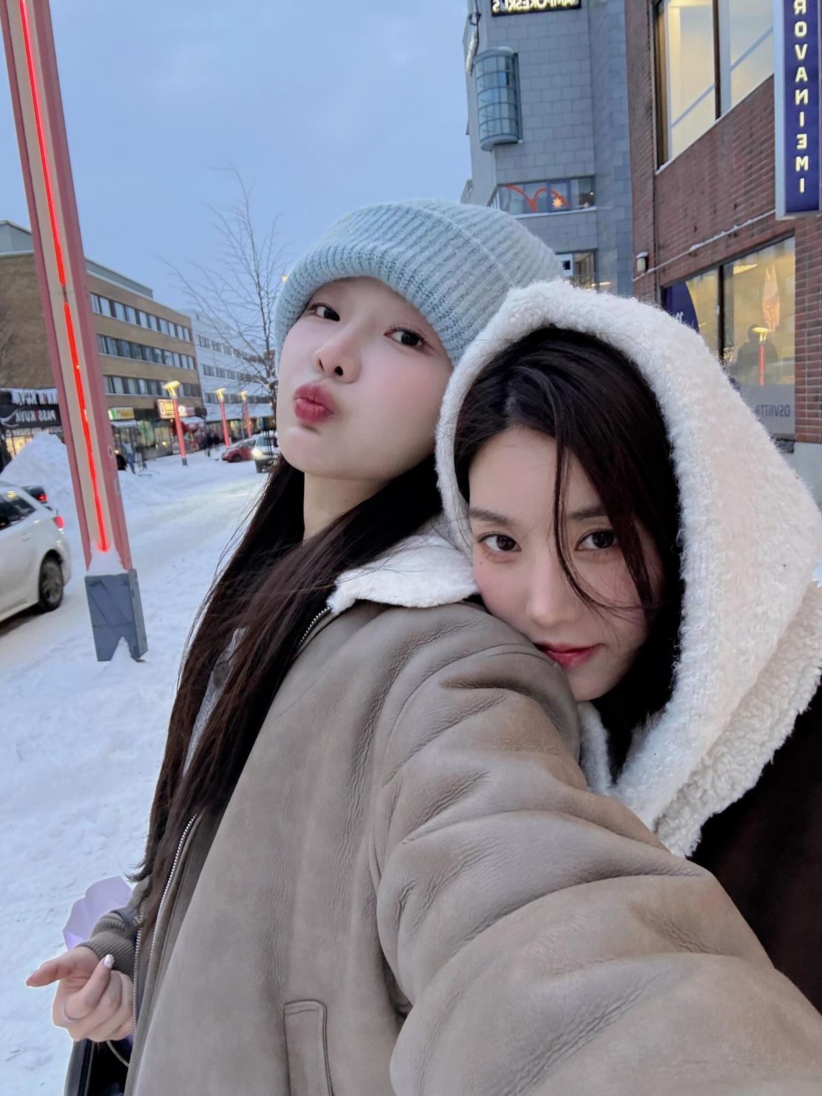 블루 컬러의 비니로 윈터 여행룩을 완성한 이시안