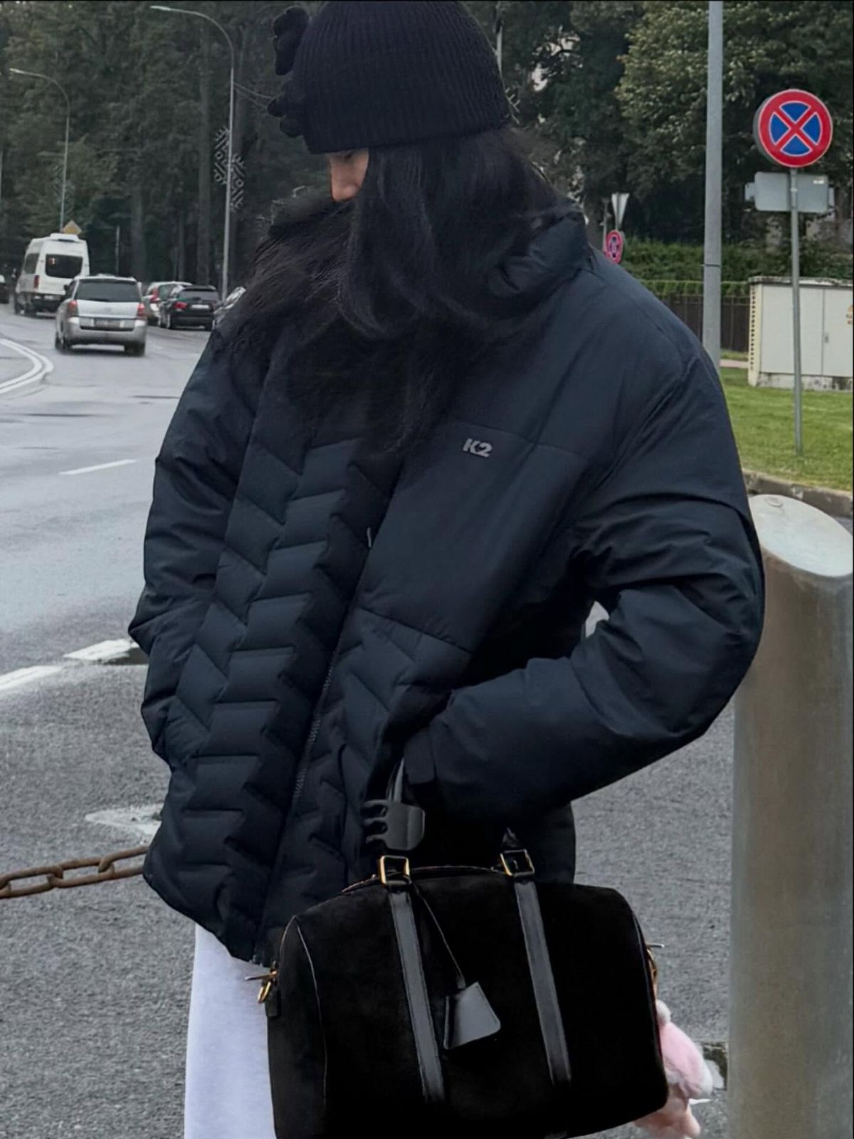 독특한 꽃 모양이 더해진 블랙 비니로 스타일을 완성한 수지