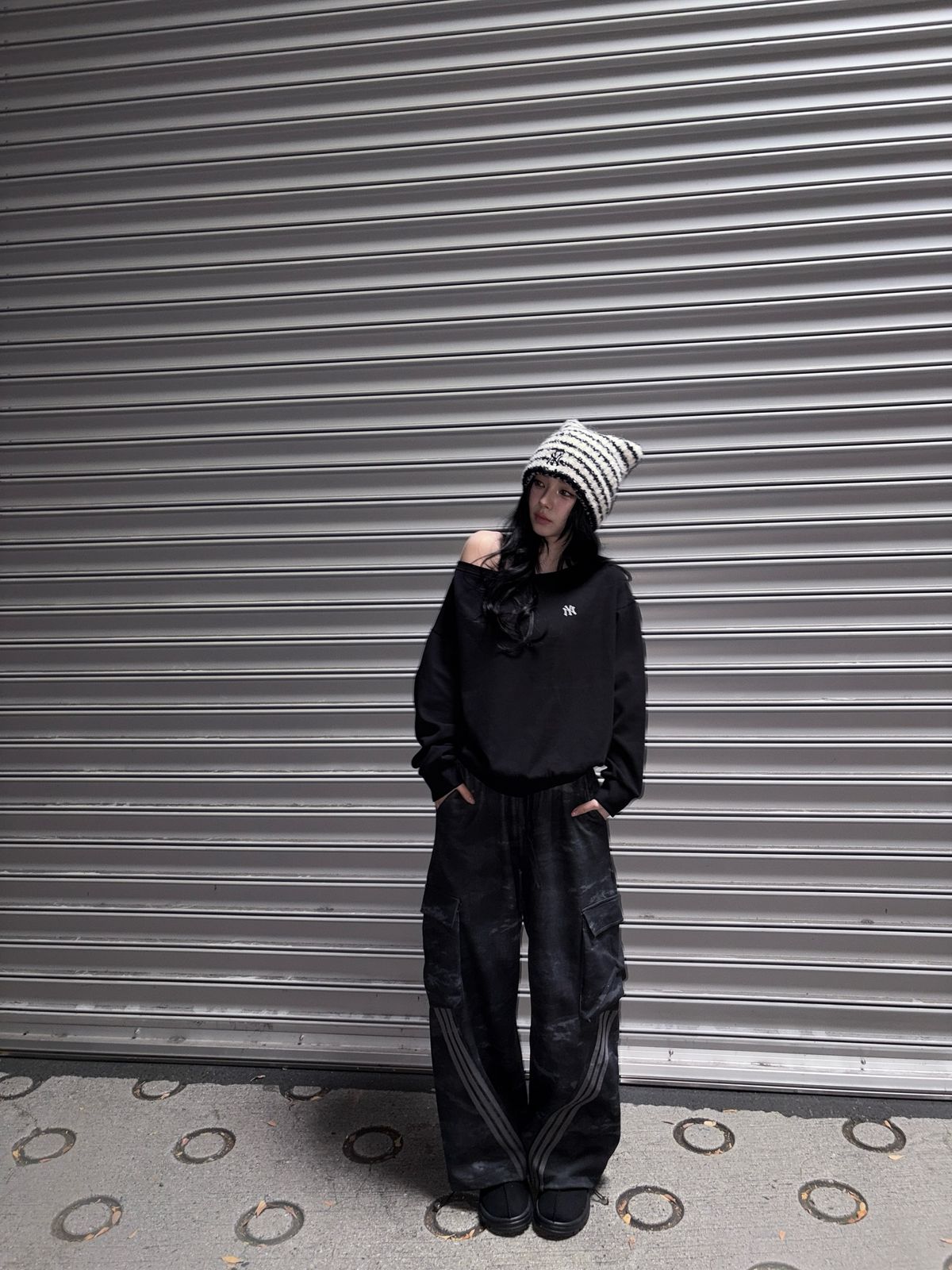 스트라이프 비니로 스트리트 무드를 완성한 카리나