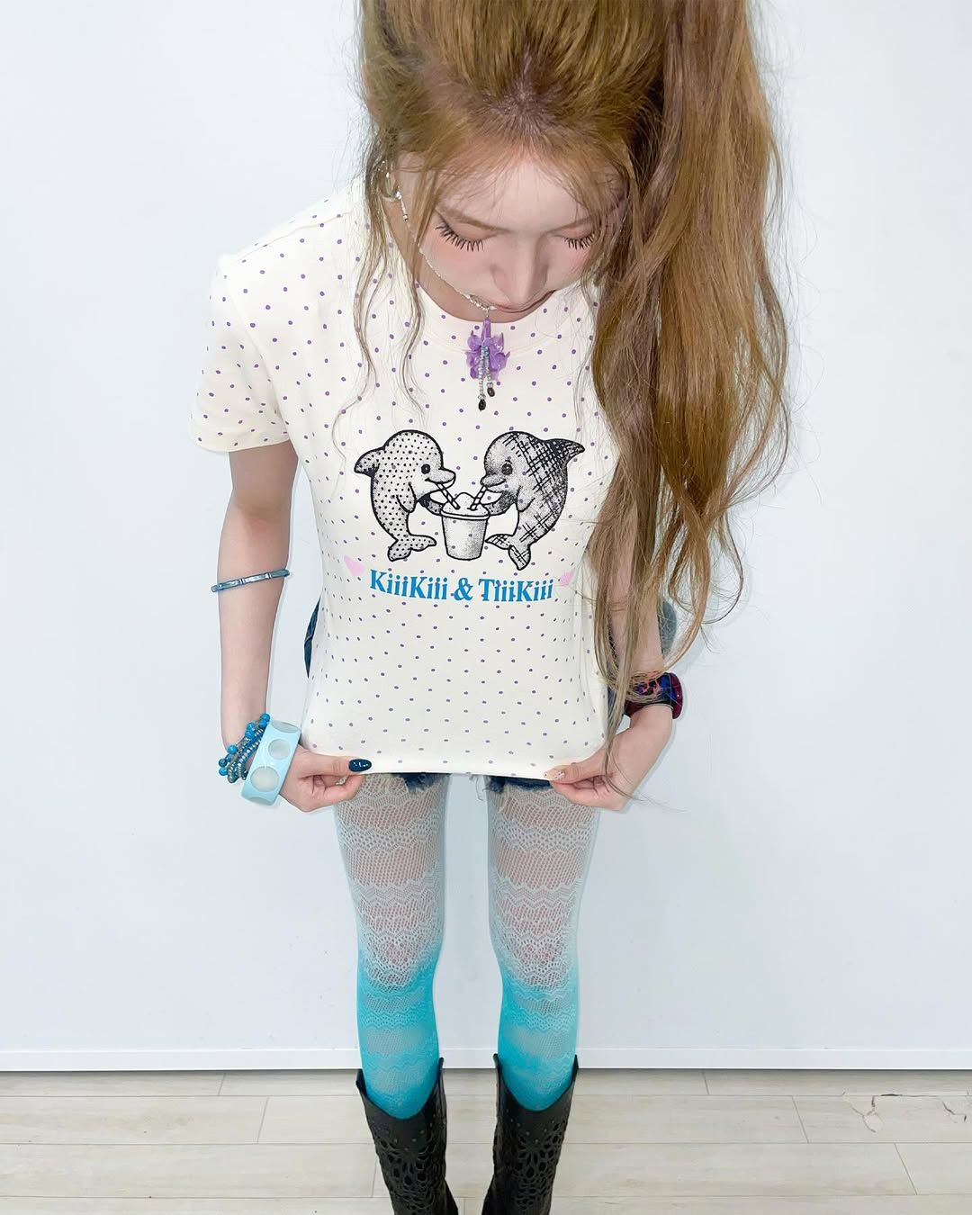 컬러감이 돋보이는 레이스 스타킹으로 사랑스러운 키치 룩을 선보인 하음 / @kiiikiii.official