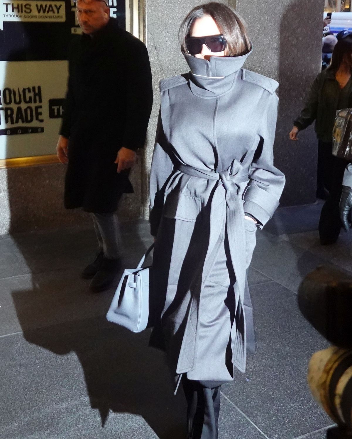 하이넥 코트를 착용한 빅토리아 베컴