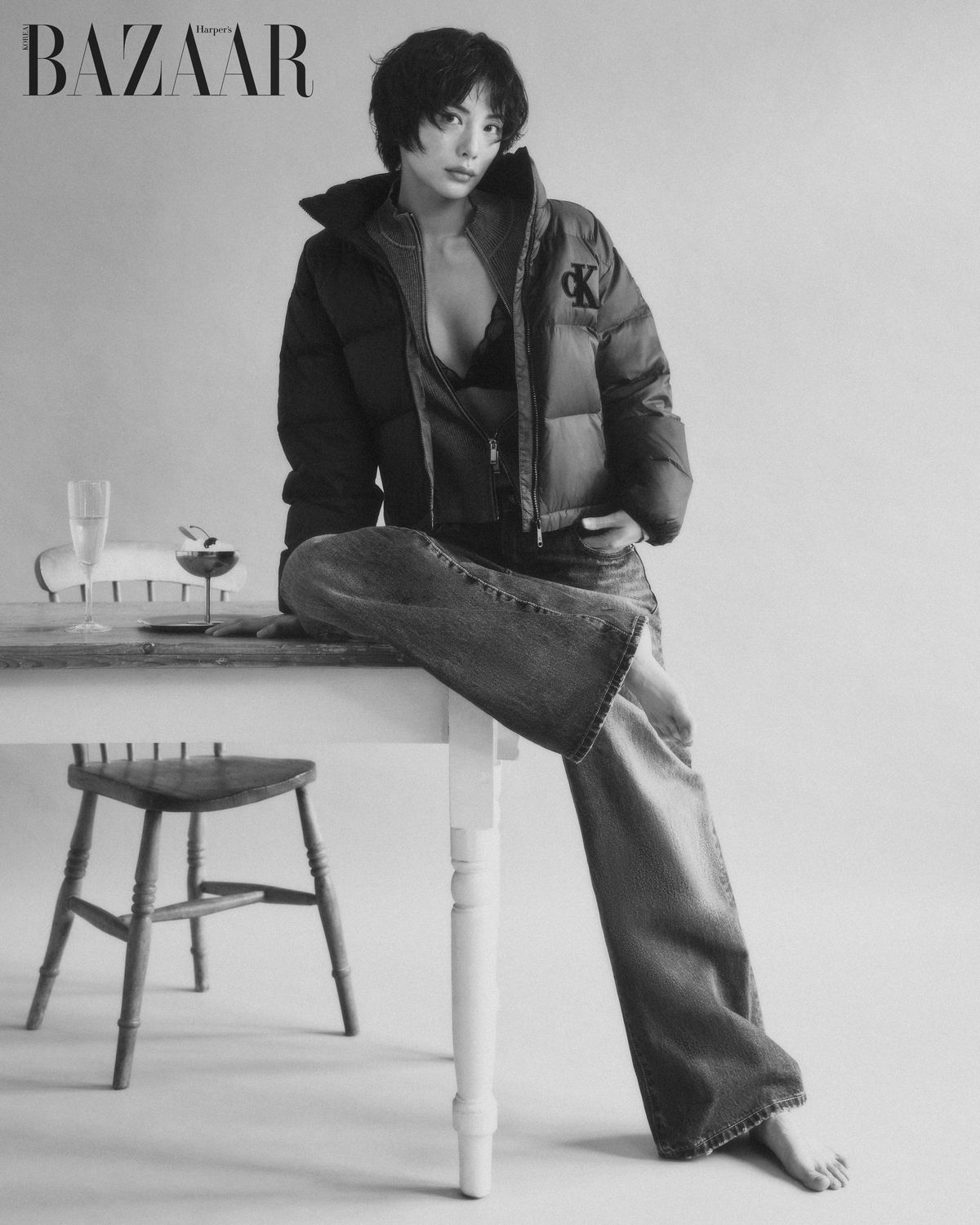 레이스 브라, 그레이 집업 카디건, 패딩, 데님 팬츠는 모두 Cavin Klein.