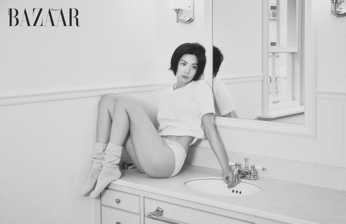 화이트 컬러 반팔 니트, 언더웨어는 Cavin Klein, 삭스는 스타일리스트 소장품.