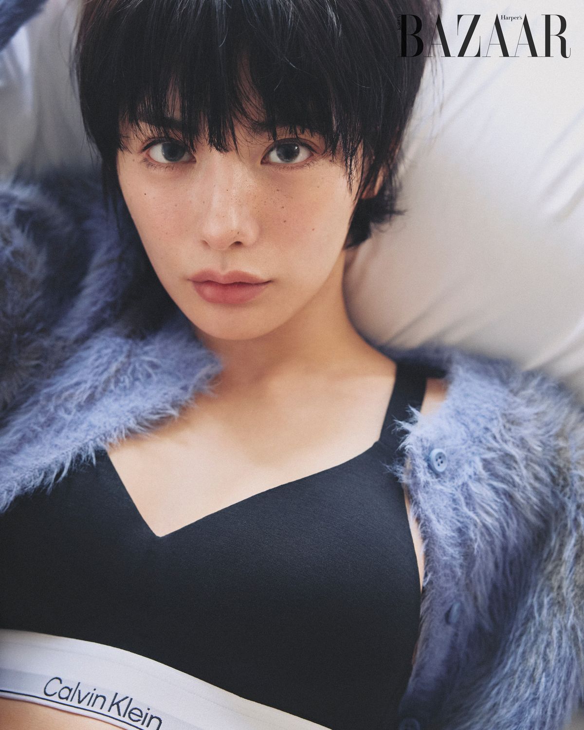 블랙 언더웨어, 카디건은 Cavin Klein.