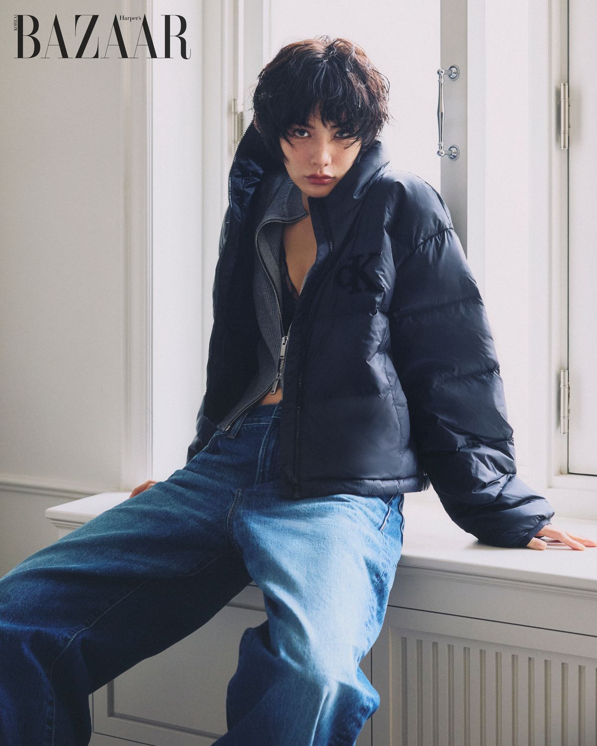 레이스 브라, 그레이 집업 카디건, 패딩, 데님 팬츠는 모두 Cavin Klein.