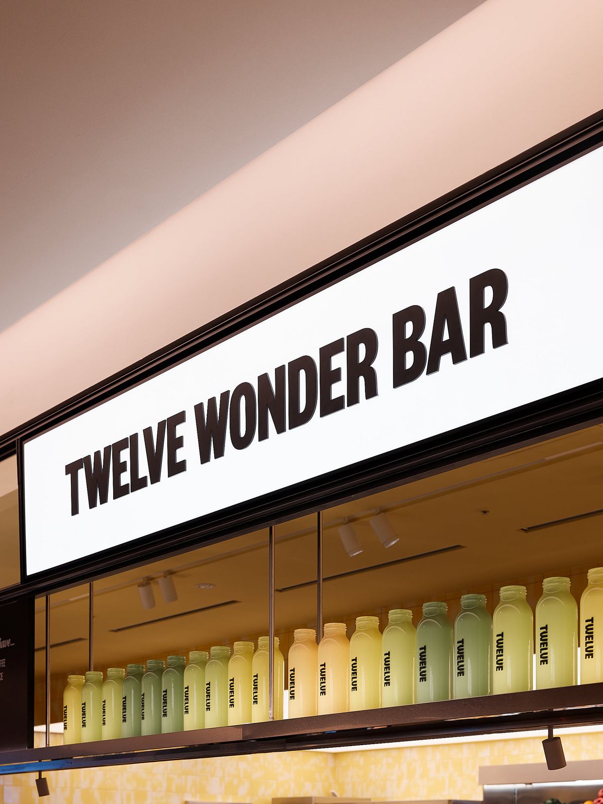 다양한 음료를 만나볼 수 있는 트웰브 원더바 전경