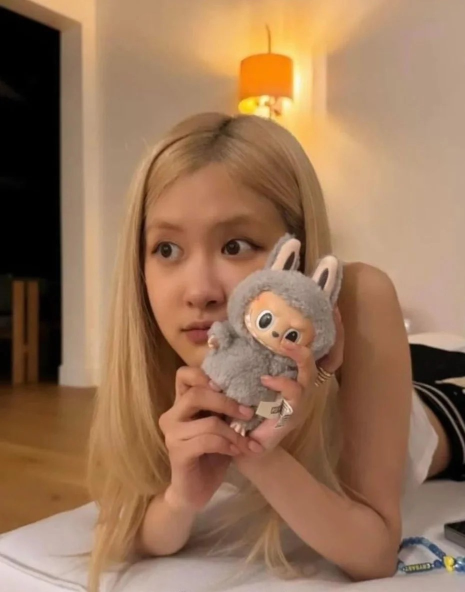 라부부를 들고 있는 블랙핑크 로제