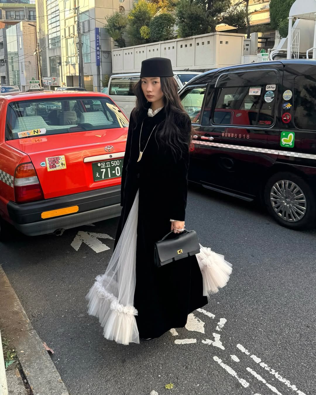 간결한 블랙 코트와 풍성한 볼륨감의 튤 스커트를 착용해 유니크한 분위기를 자아낸 박민주 / @mjbypp