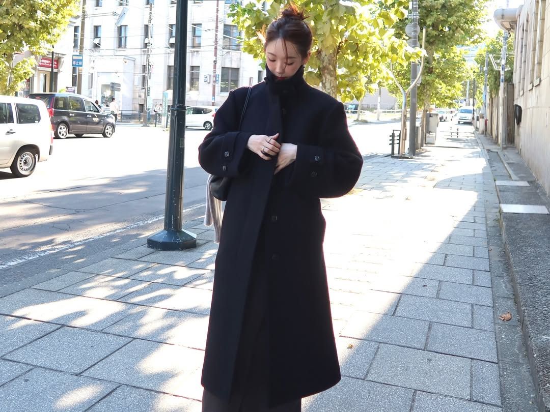 블랙 하이넥 블랙 코트 하나로 존재감 넘치는 룩을 완성한 강민경 / @iammingki