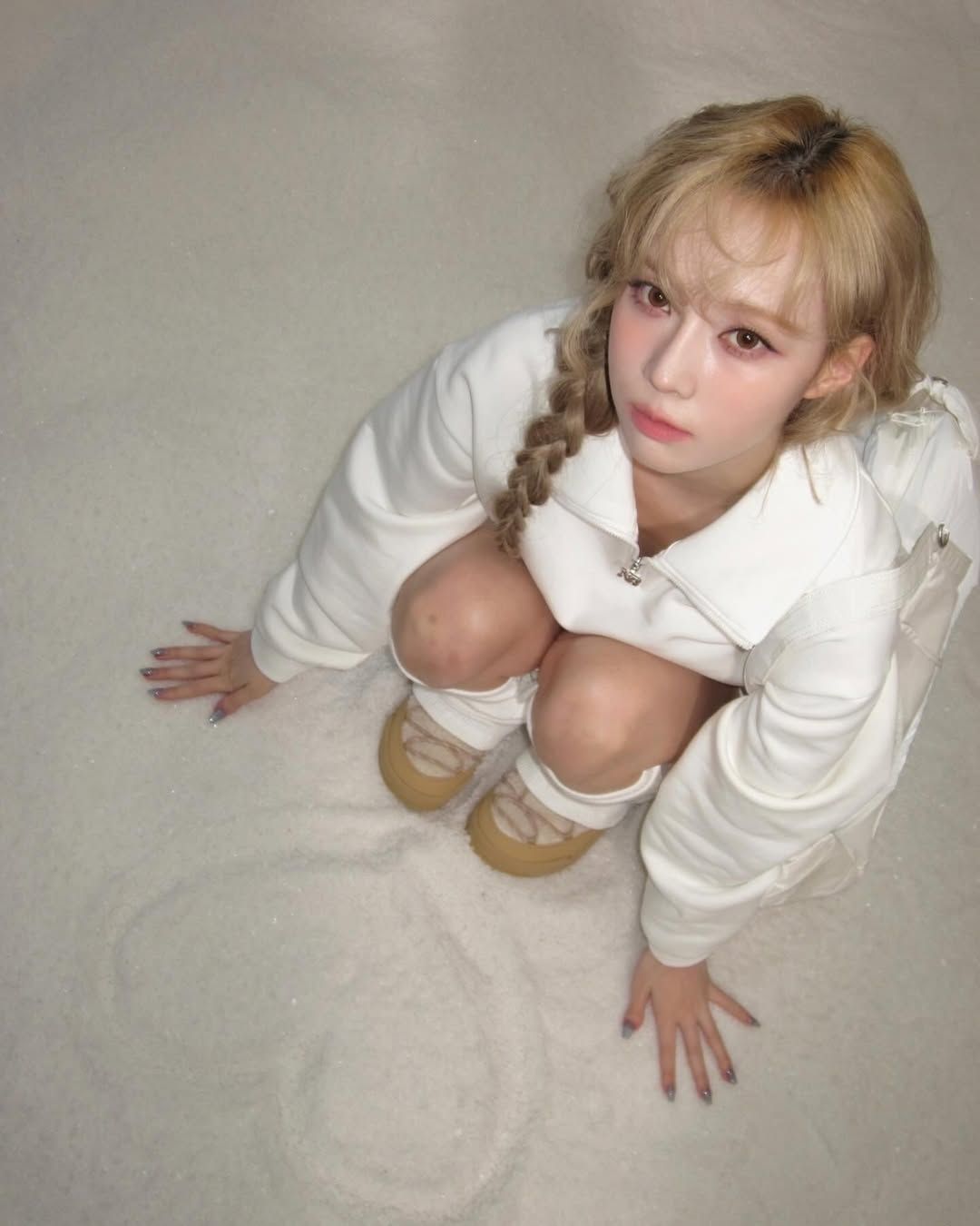 올 화이트 룩에 베이지 컬러의 방한 부츠를 착용해 러블리한 분위기를 자아낸 윈터 / @winter.aespa