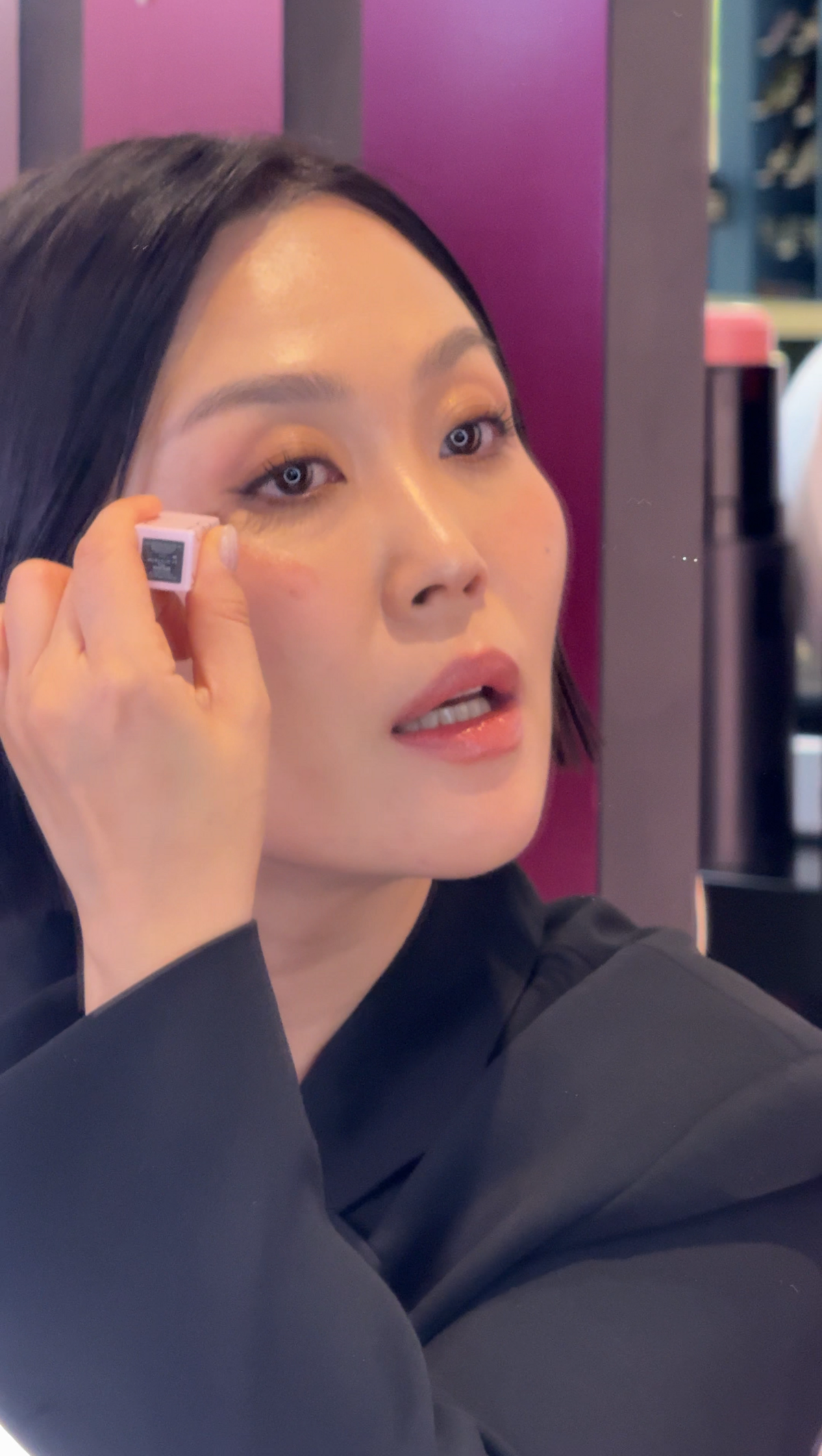 광대에 사선으로 컬러 립 밥을 톡톡 찍어 사용한다.