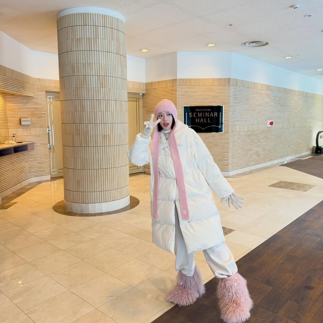 화이트 롱 패딩에 복실복실한 핑크 퍼 부츠를 매치해 사랑스러운 매력을 뽐낸 표예진 / @yjiinp