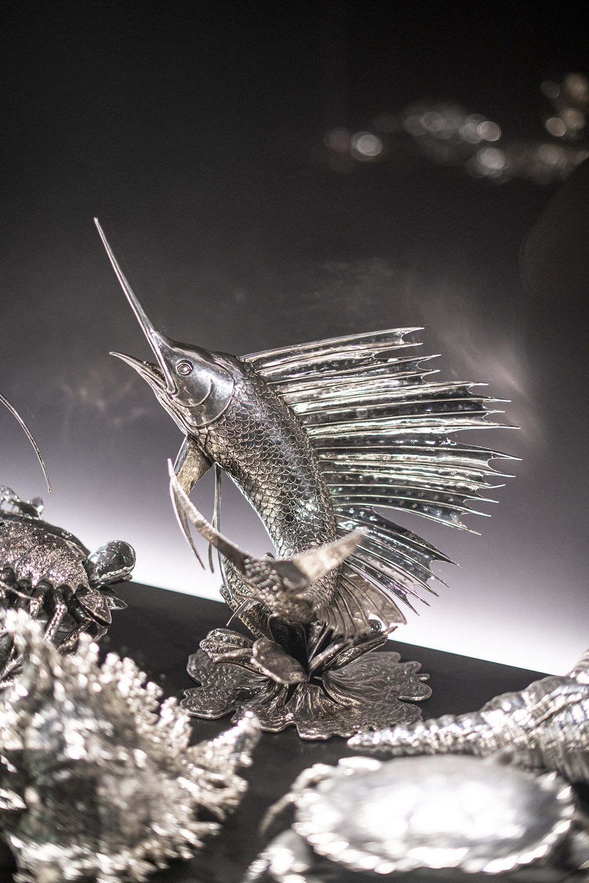 자연에서 영감을 받은 장식 오브제가 타블로 비방(tableaux vivants, 생생한 일람표) 형태로 전시되었다. 