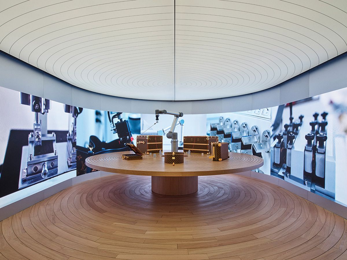 루이 비통 비저너리 저니 서울 테스트 룸에서 로봇 루이즈가 루이 비통 가방과 트렁크의 내구성을 실험하고 있다. 완벽한 품질에 대한 하우스의 집념을 보여주는 대목이다.