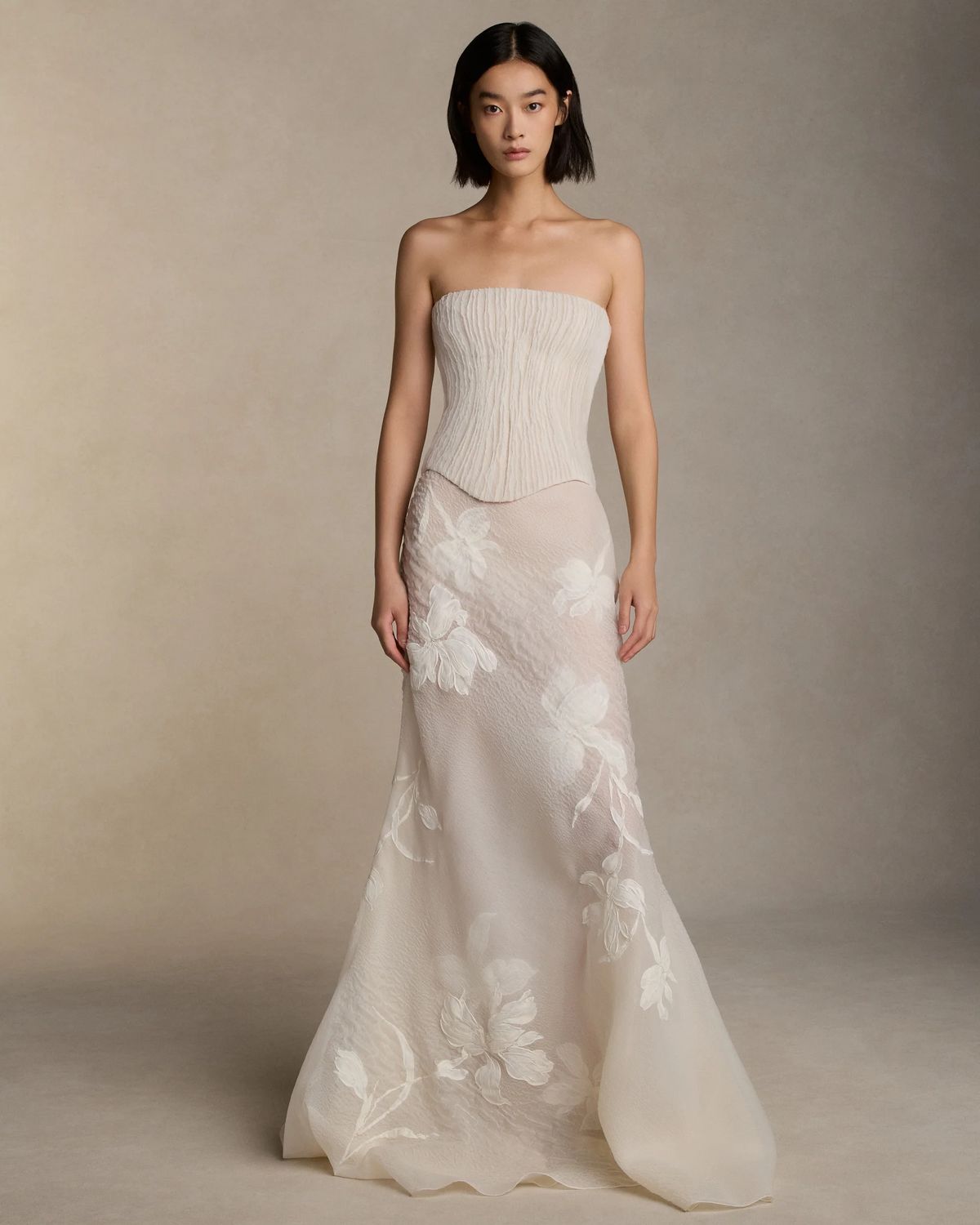 오간자 소재에 플로럴 아플리케 디자인이 더해진 다니엘 프랑켈의 브라이덜 컬렉션