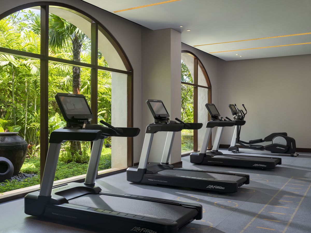 현대적인 시설의 피트니스센터.