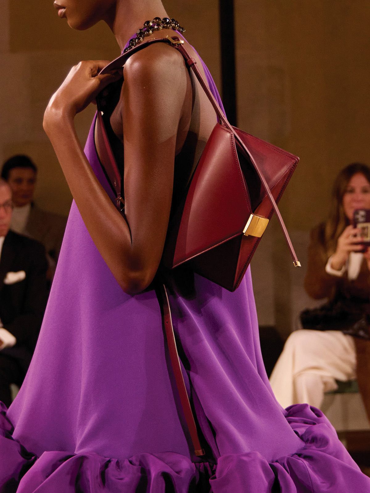 버그아이 선글라스, 헤드피스 등의 액세서리와 매혹적인 컬러가 돋보이는 런웨이 풍경. 