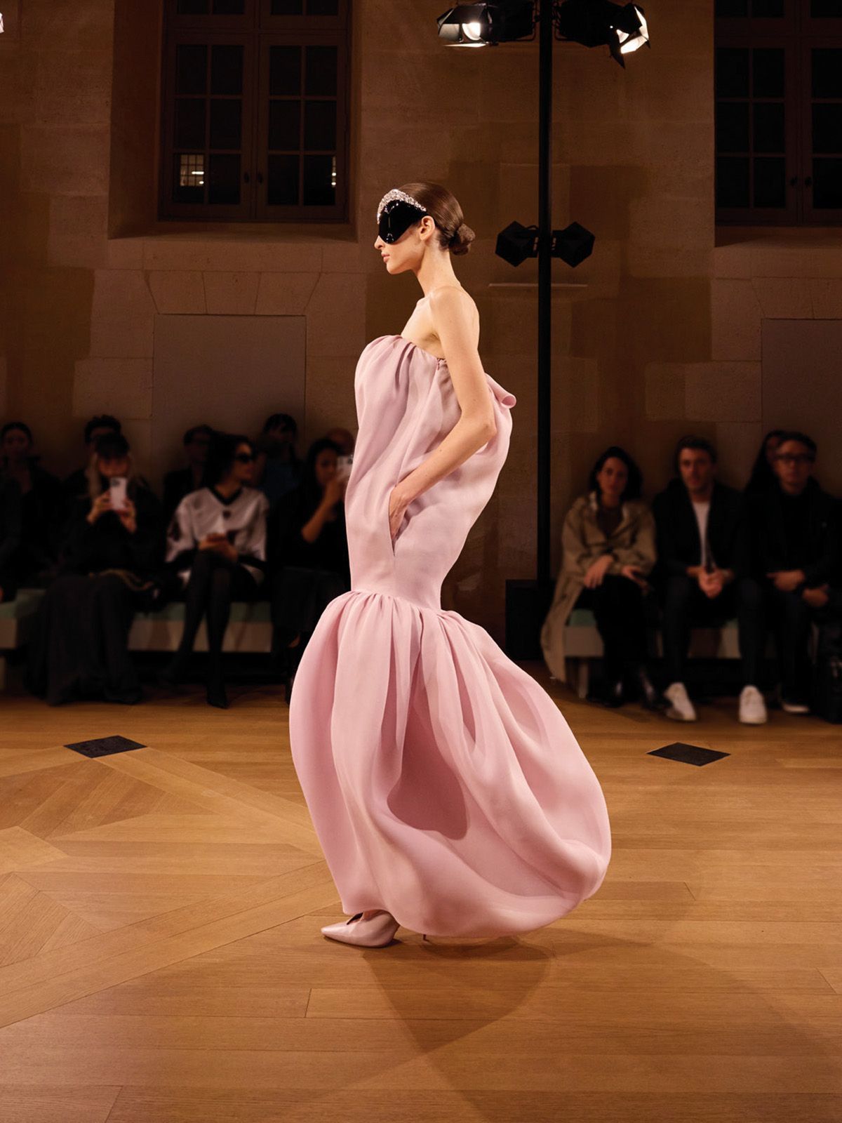 크리스토발 발렌시아가가 고안한 가자르 원단에서 영감을 받은 ‘네오 가자르’ 소재로 탁월한 볼륨감을 구현한 2026 서머 컬렉션 피스.