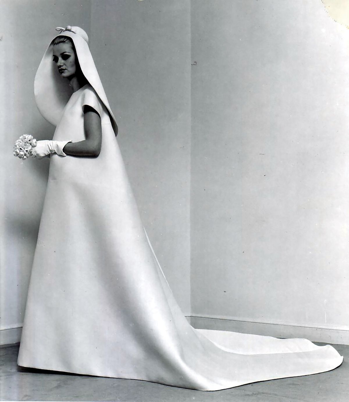 아이코닉한 1967년 크리스토발 발렌시아가의 웨딩드레스. 