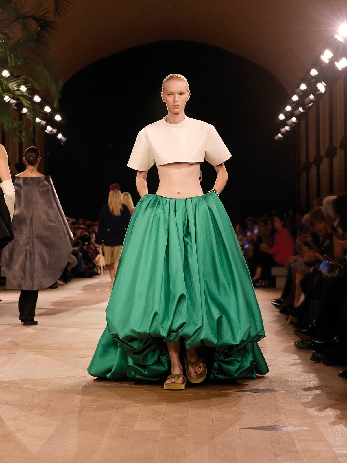 심플한 크롭트 톱과 풍성한 스커트의 매치가 인상적이다. 