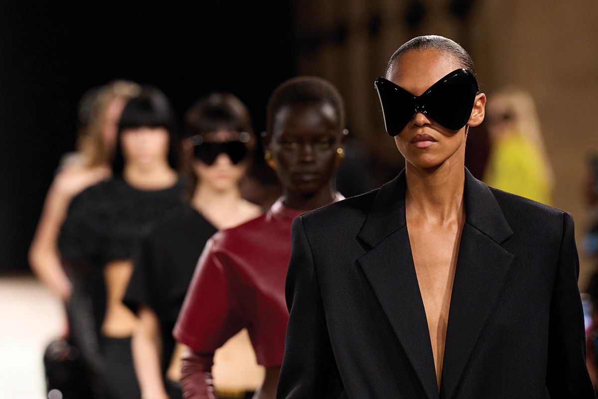 버그아이 선글라스, 헤드피스 등의 액세서리와 매혹적인 컬러가 돋보이는 런웨이 풍경. 