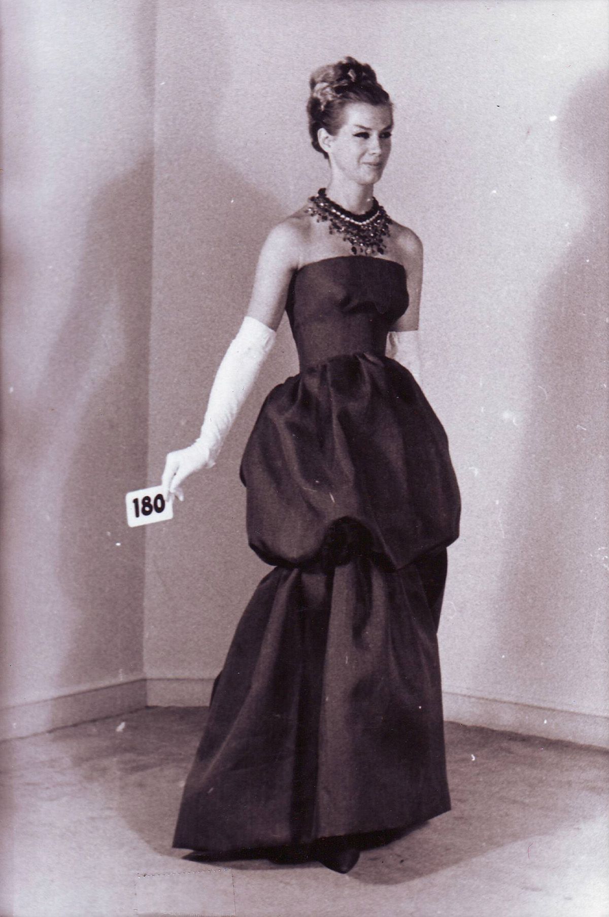 오리지널 가자르 소재로 제작된 조각 같은 1961년 발렌시아가의 룩.