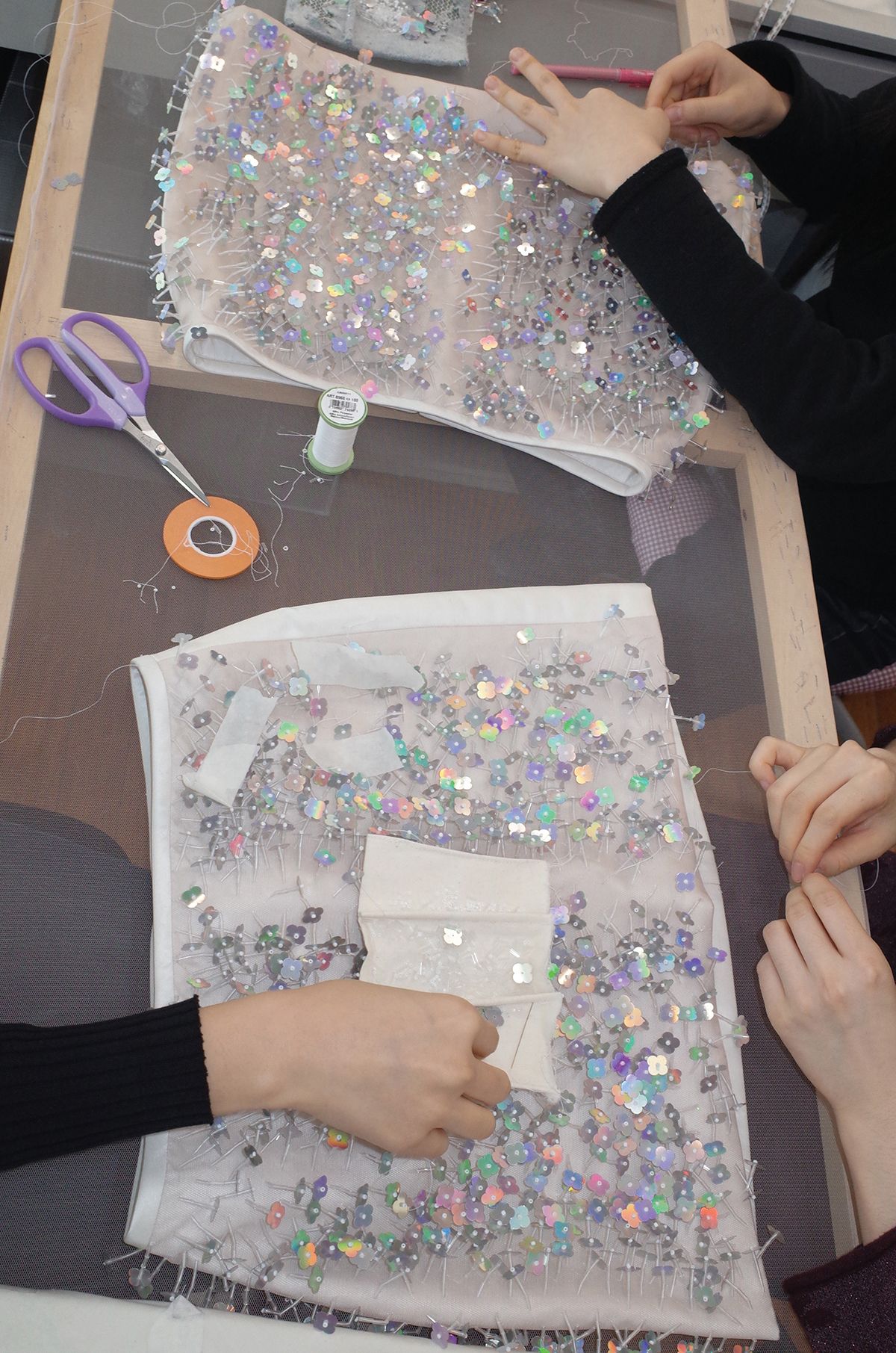 아틀리에에서 작업 중인 디자인 팀. 제이든 초는 한땀 한땀이란 단어가 잘 어울리는 브랜드다