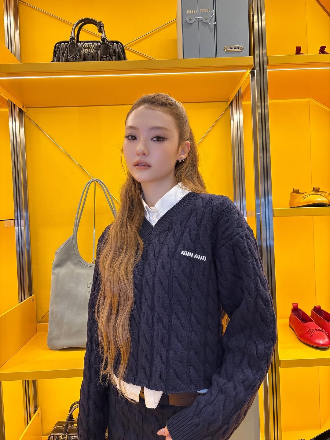크롭한 기장의 미우미우 케이블 니트를 착용해 단정하고 클래식한 분위기를 전한 미야오 엘라 / @meovv