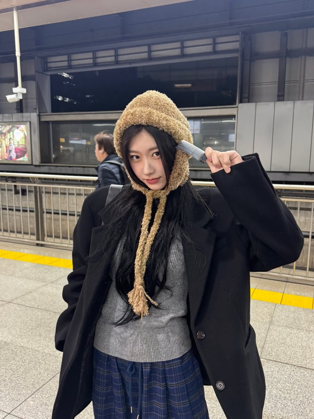 헤어리한 소재의 브라운 털 모자를 착용해 귀여운 테디 베어를 연상 시킨 채영 / @ chaerrry0