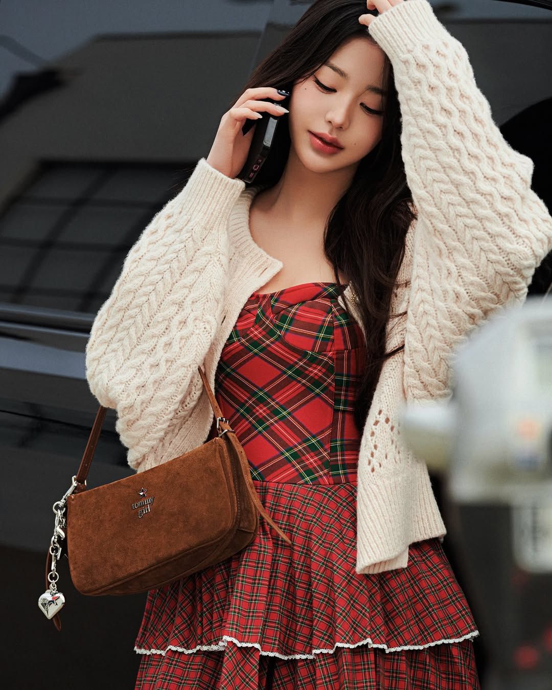 레드 체크 드레스와 함께 화이트 케이블 니트 가디건을 착용해 홀리데이 무드를 자아낸 장원영 / @for_everyoung10